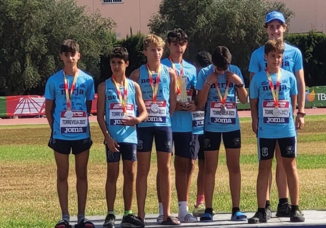 El conjunto masculino sub-14 del Trops-Cueva de Nerja, en el podio.