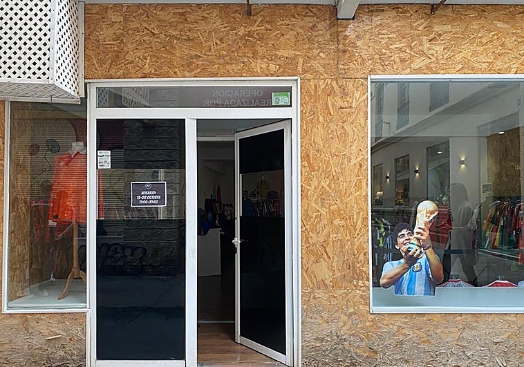 Roban dos veces en una tienda de camisetas de fútbol vintage y se llevan una colección del Málaga