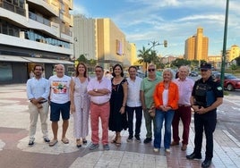 Miembros de la nueva asociación con ediles de distintas áreas municipales, en la avenida Andalucía.