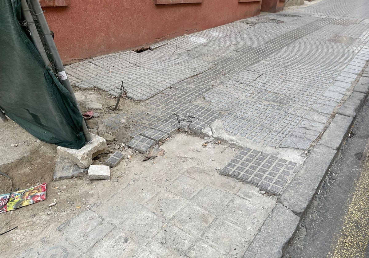 Estado de la acera en la calle Capuchinos.