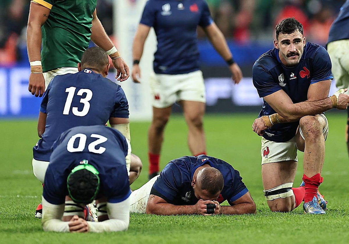 Jugadores franceses lamentan su derrota ante Sudáfrica.
