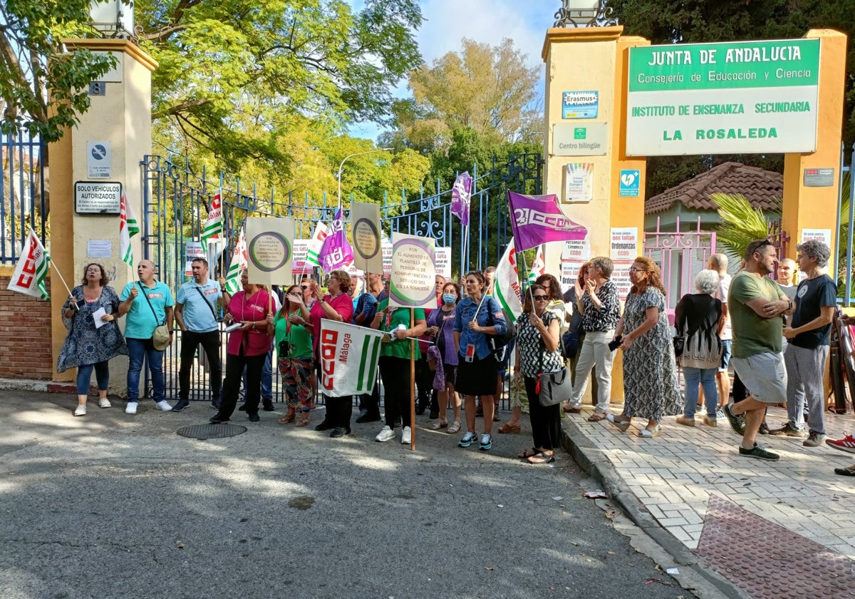 Concentración a las puertas del IES La Rosaleda, en la mañana de este miércoles.