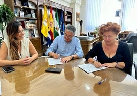 Acto de firma del acuerdo entre el Ayuntamiento y Amirax.