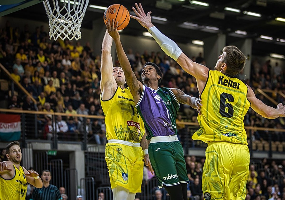 Carter ejecuta una bandeja entre dos jugadores del Falco durante el partido de este miércoles.