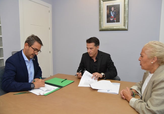 Acto de firma del acuerdo entre la Junta y el Ayuntamiento de Torrox.