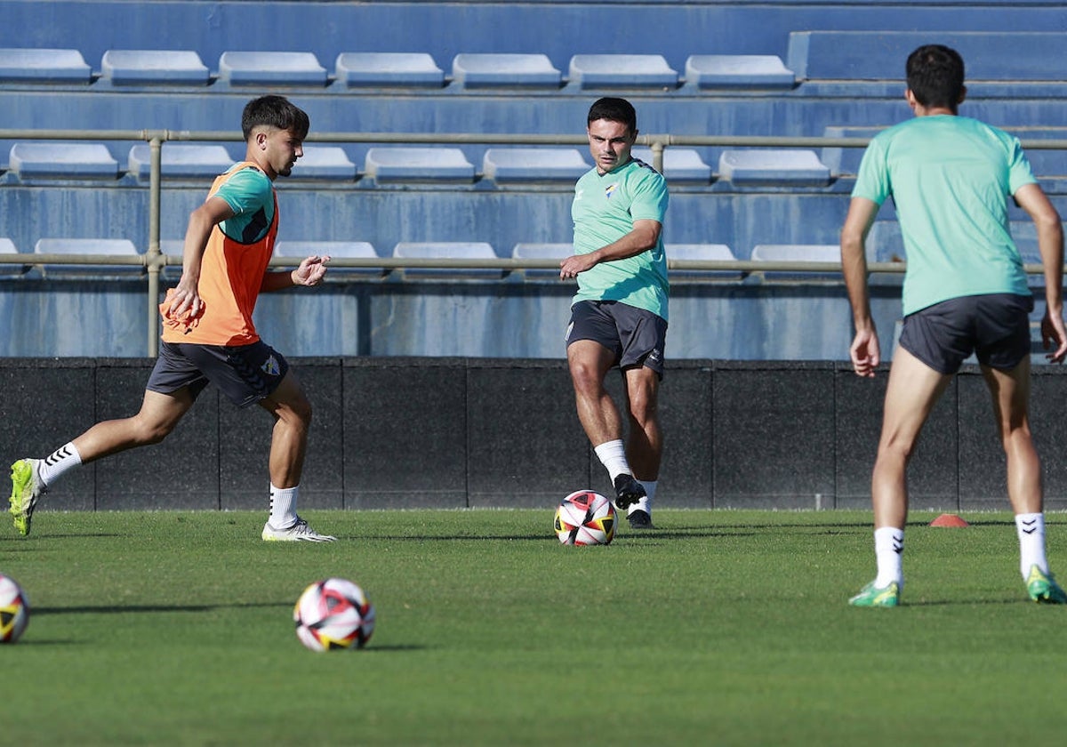 Sangalli, en el centro, conduce el balón durante el entrenamiento de este miércoles.