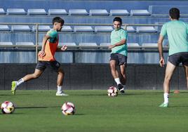 Sangalli, en el centro, conduce el balón durante el entrenamiento de este miércoles.