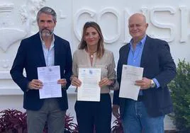 Juan Carlos Maldonado (Por Mi Pueblo), Ana Mata (PP) y Juan Carlos Cuevas (Vox), tras registrar la moción de censura.