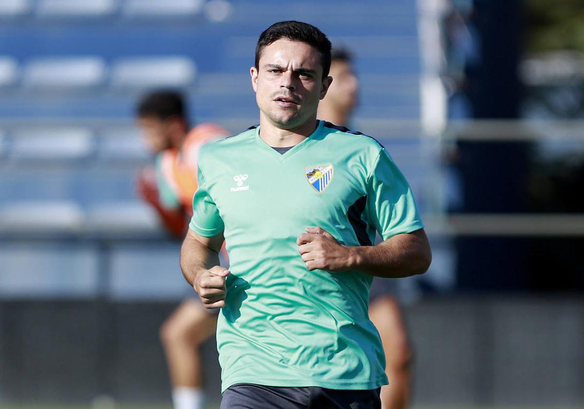 Sangalli, en un de sus carreras durante el entrenamiento de ayer con el Málaga en la Federación.