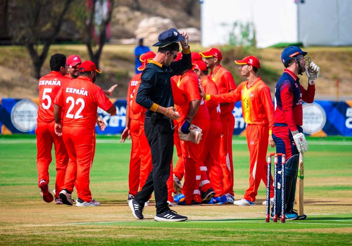 Los jugadores españoles, al fondo, celebran una victoria.