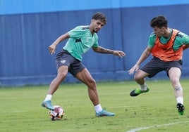 Kevin controla el balón durante un entrenamiento del Málaga.