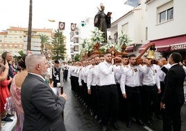 San Pedro de Alcántara, patrón de la localidad, procesiona por sus calles.