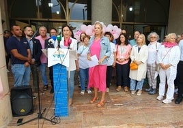 Participantes en el acto con motivo del Día Mundial contra el Cáncer de Mama.