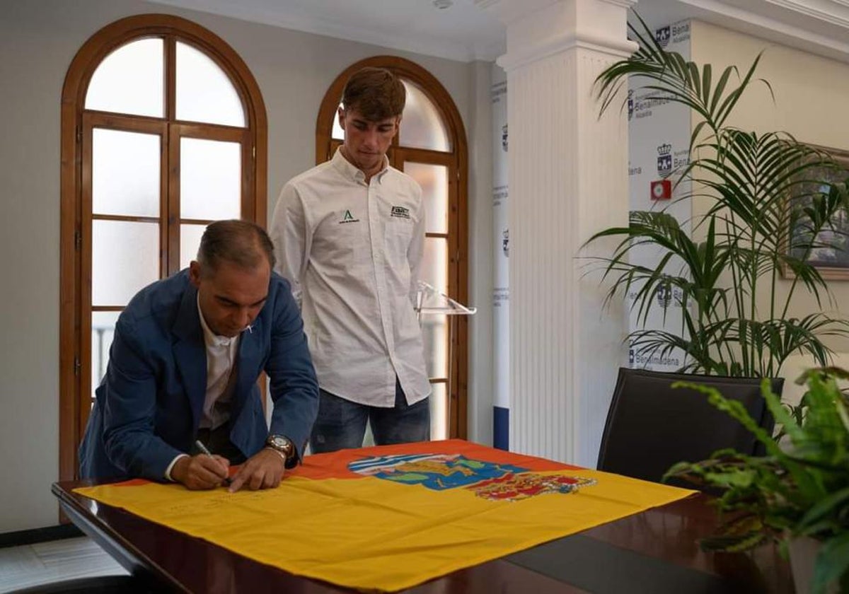 El alcalde, Juan Antonio Lara, firmando una bandera de Benalmádena.