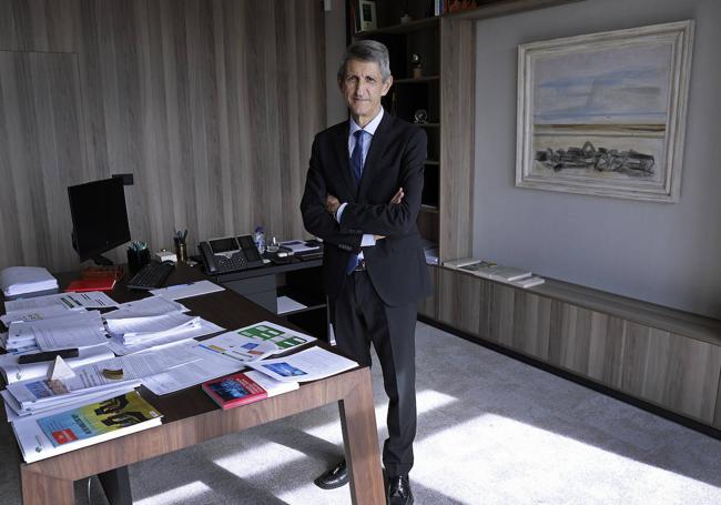 Domínguez posa delante de su mesa de trabajo.