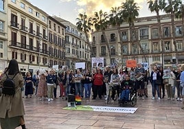 Medio centenar de personas reivindican mejores condiciones en las perreras