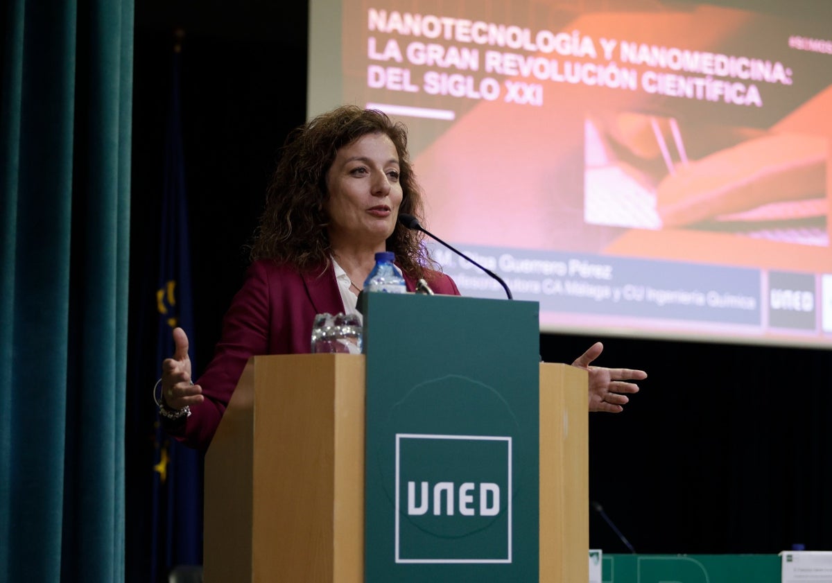 Imagen principal - Arriba, la profesora Olga Guerrero pronunció la lección inaugural, centrada en la nanotecnología. Los nuevos titulados recibieron sus diplomas. En nombre de los alumnos, intervino Victoria del Mar Roselló.
