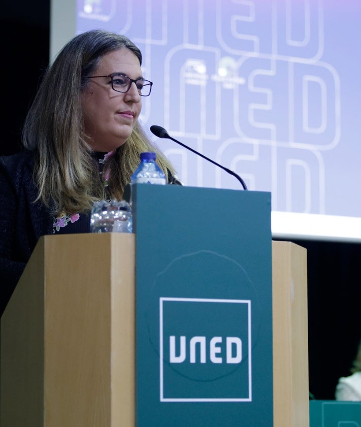 Imagen secundaria 2 - Arriba, la profesora Olga Guerrero pronunció la lección inaugural, centrada en la nanotecnología. Los nuevos titulados recibieron sus diplomas. En nombre de los alumnos, intervino Victoria del Mar Roselló.