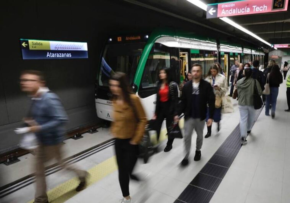 Viajeros en el metro de Málaga.