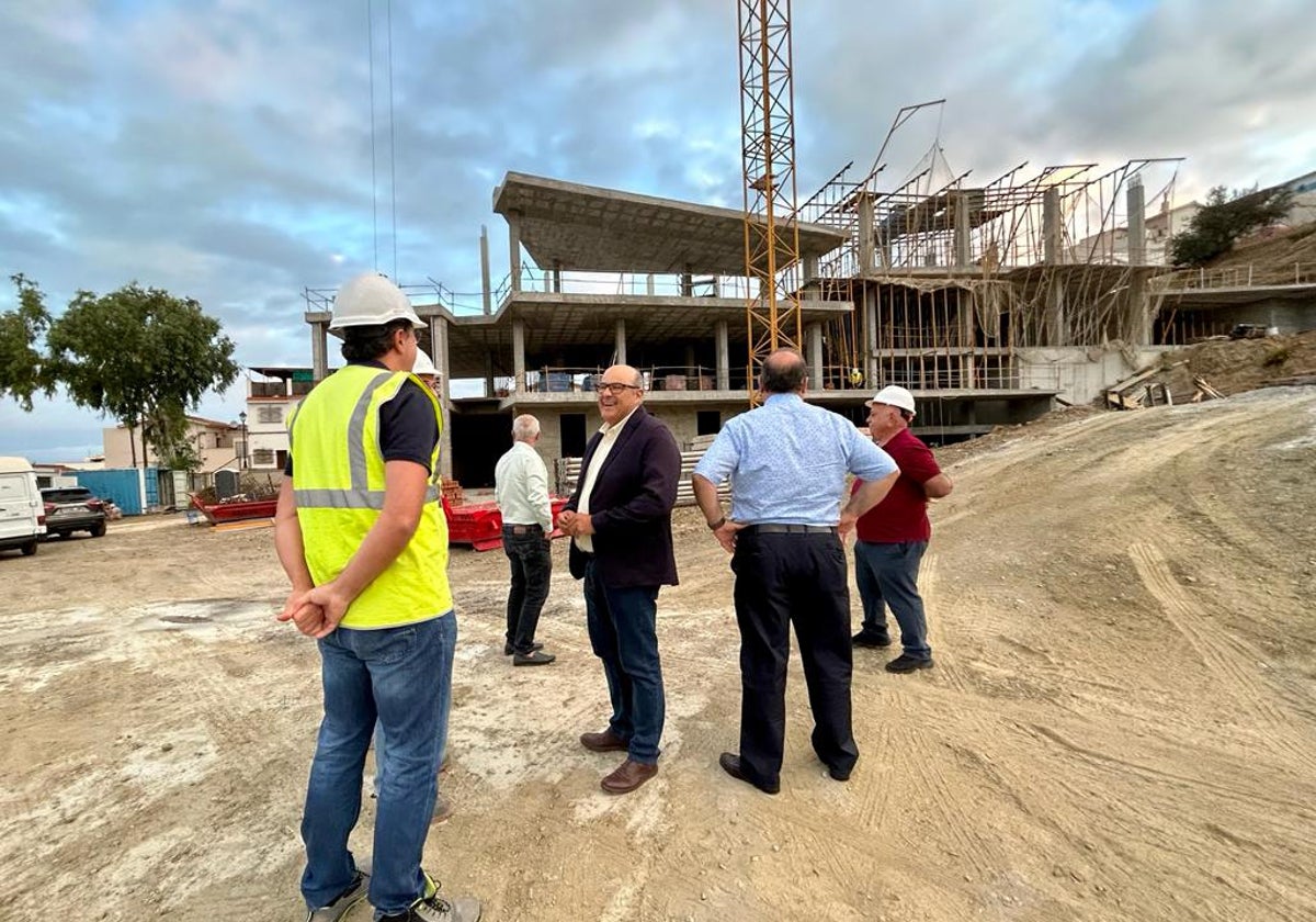 El alcalde veleño, Jesús Lupiáñez, en una visita a las obras, este viernes.