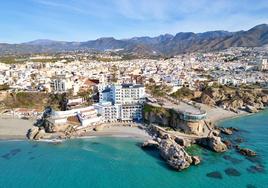 Imagen del establecimiento hotelero nerjeño en primera líneade playa, junto al Balcón de Europa.
