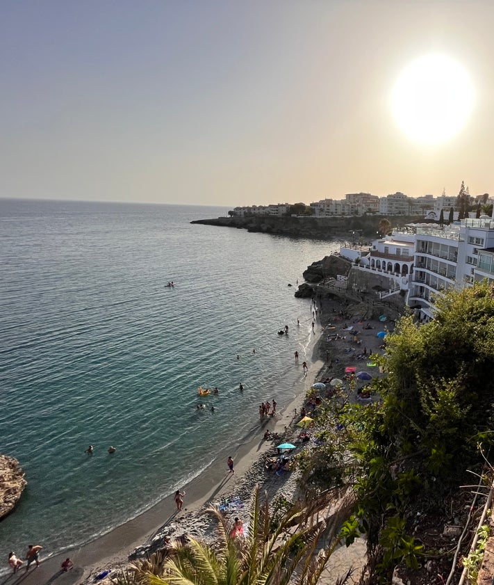 Imagen secundaria 2 - Arriba, una imagen aérea de Nerja antes de que se construyera el hotel; abajo a la izquierda, vista desde el mar, y a la derecha, desde el mirador del Balcón de Europa.