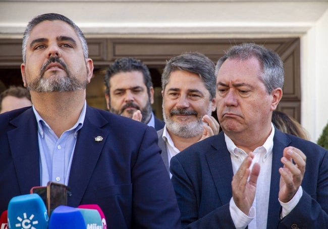 González, visiblemente emocionado, junto a Espadas.