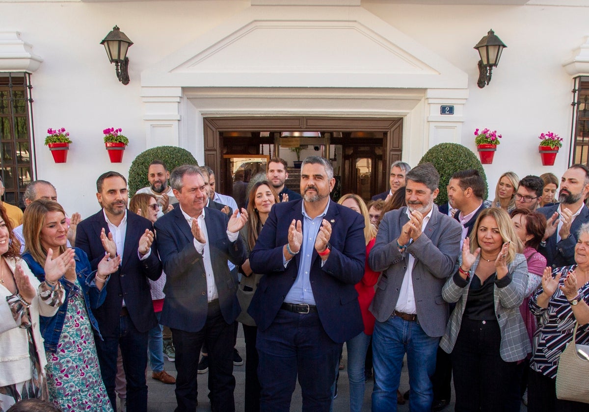 Pérez, Espadas y González, en las puertas del Ayuntamiento mijeño.