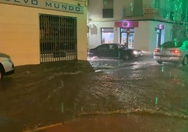 Calle anegada por la lluvia en Ronda el pasado jueves.