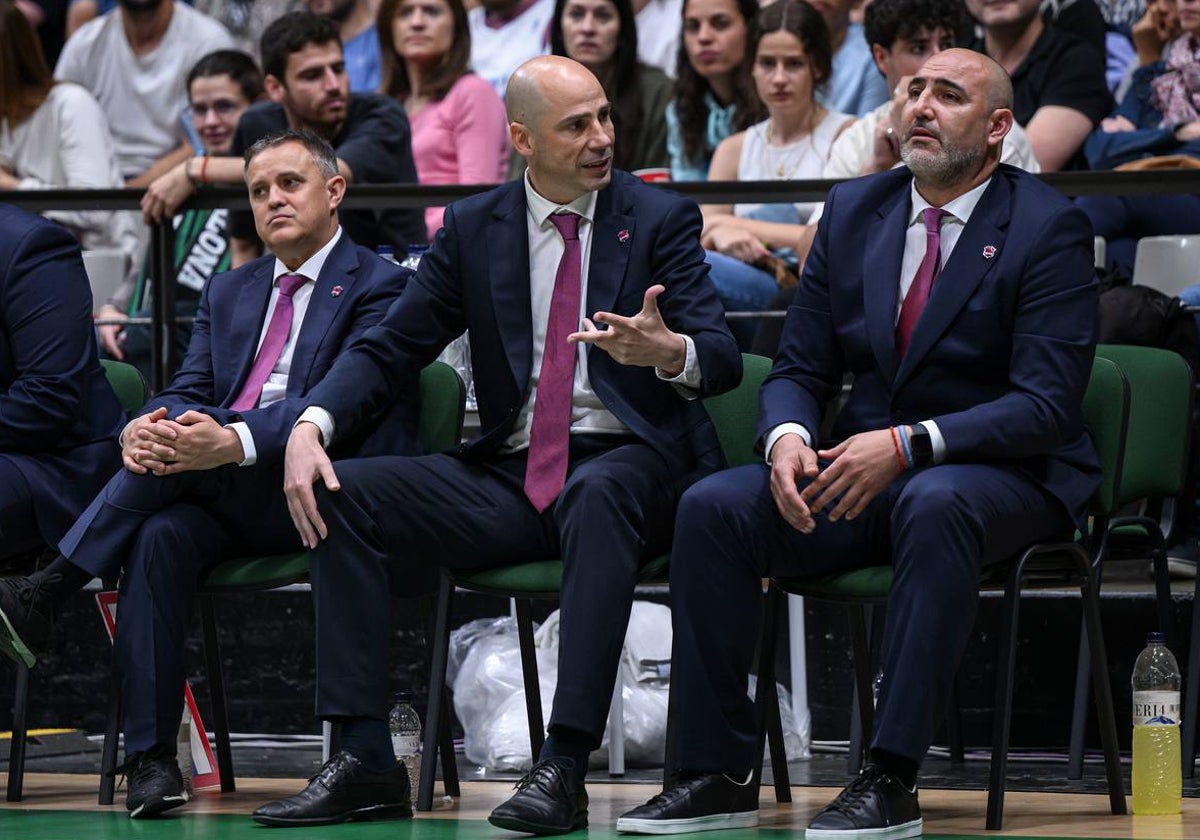 Peñarroya, en el centro, enfadado durante un partido.