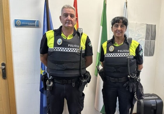 Los agentes de la Policía Local de Nerja Manuel Cordero y Olga Cervera.