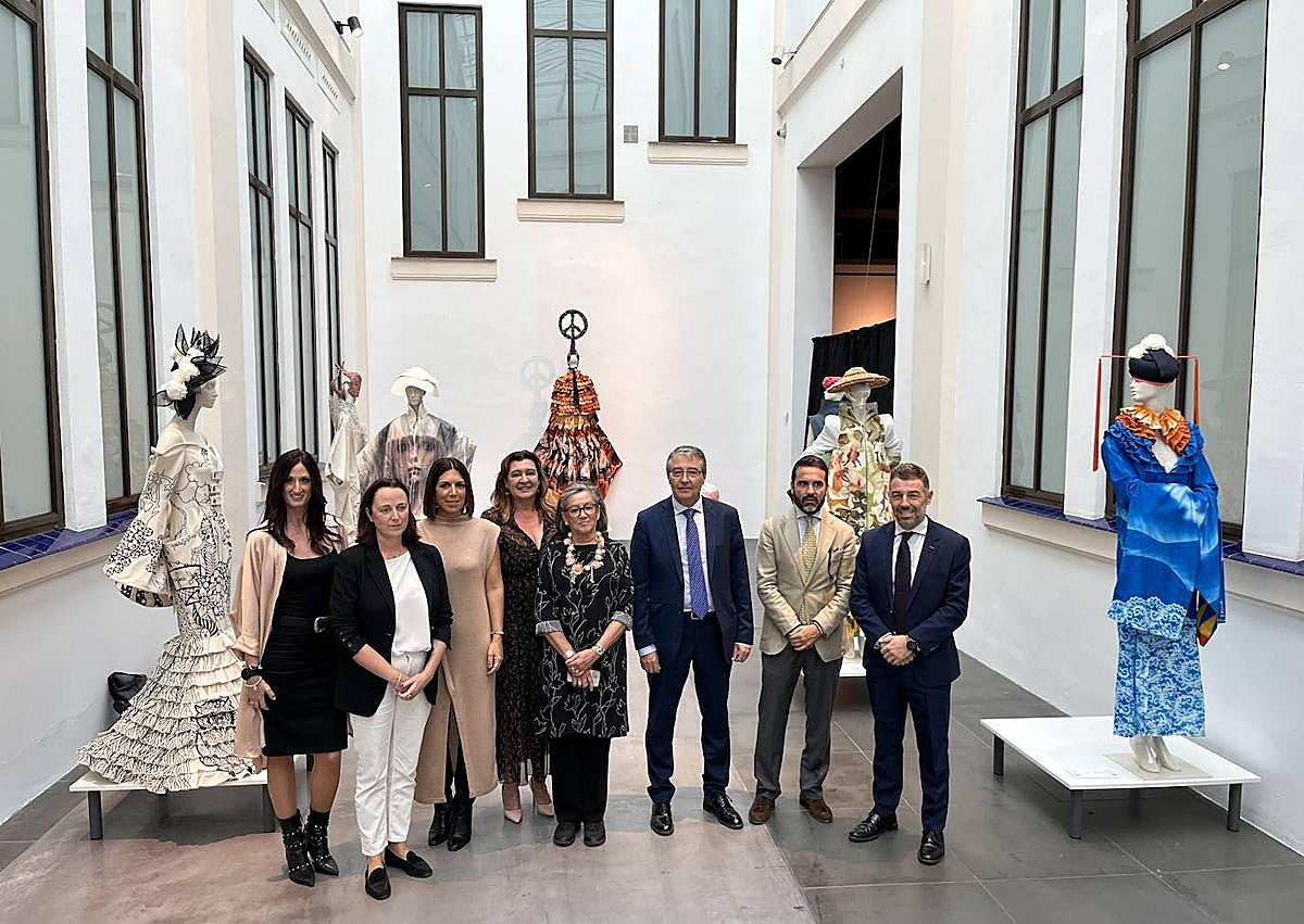 Imagen secundaria 1 - La exposición &#039;Batacoleando&#039; homenajea al inédito lenguaje de los trajes lienzo