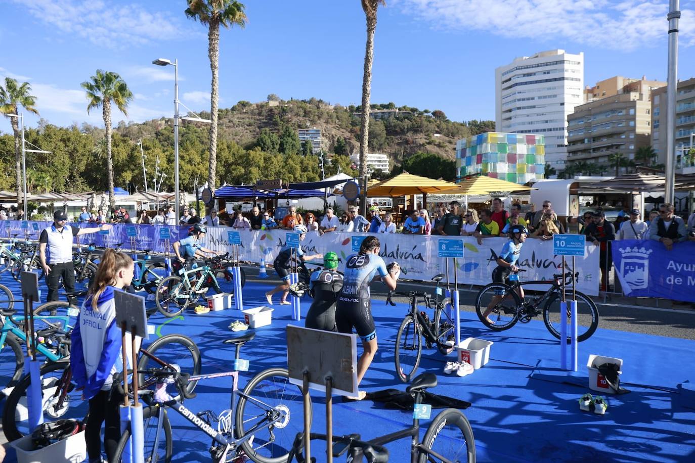 Las mejores imágenes de la primera gran prueba de triatlón de la historia en Málaga