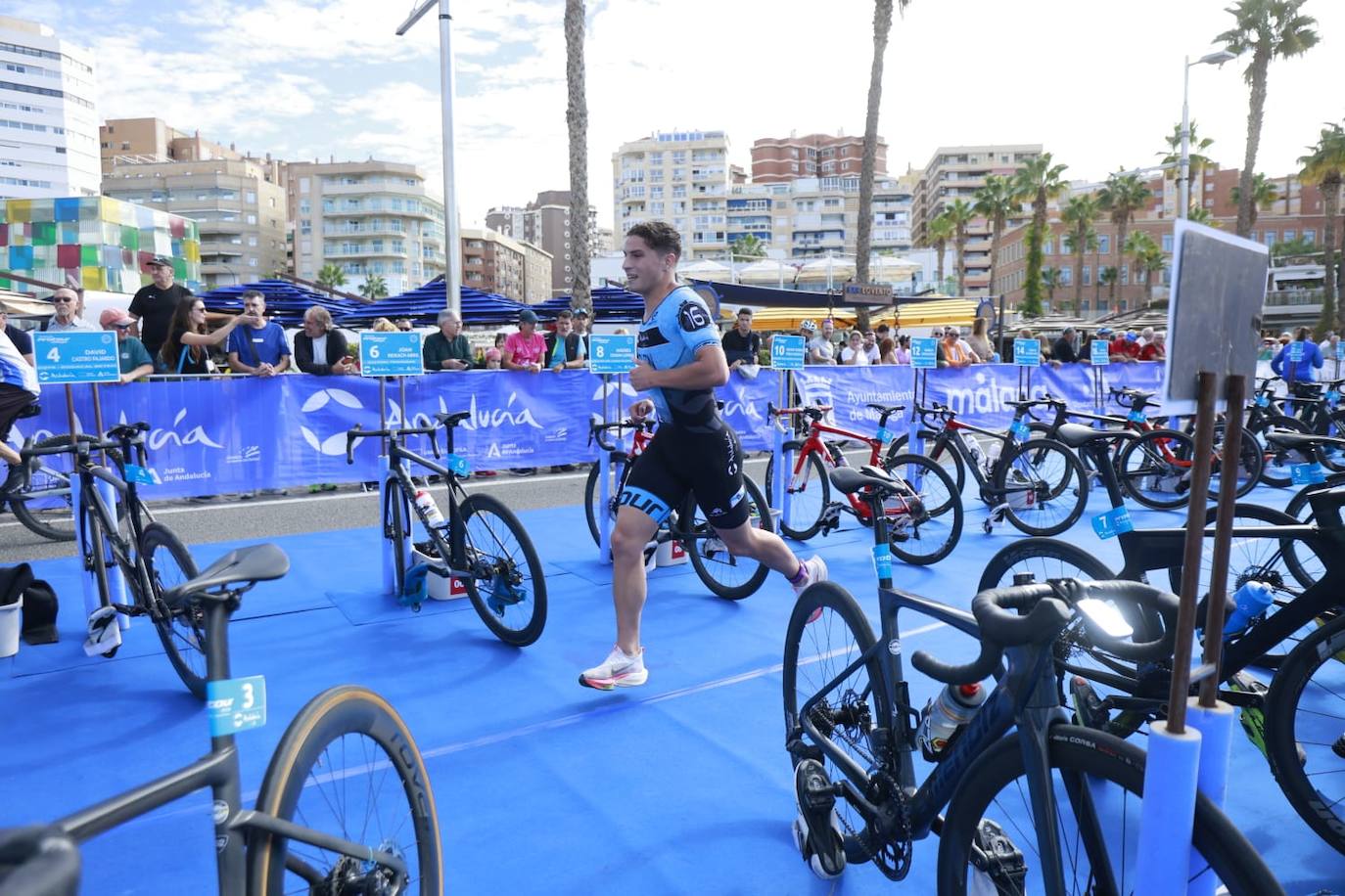 Las mejores imágenes de la primera gran prueba de triatlón de la historia en Málaga