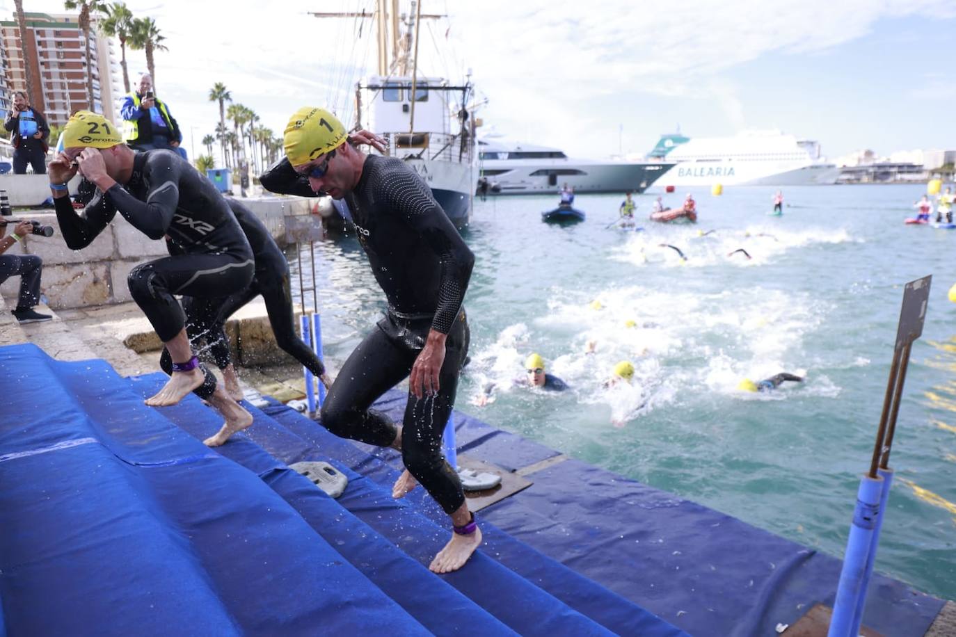 Las mejores imágenes de la primera gran prueba de triatlón de la historia en Málaga