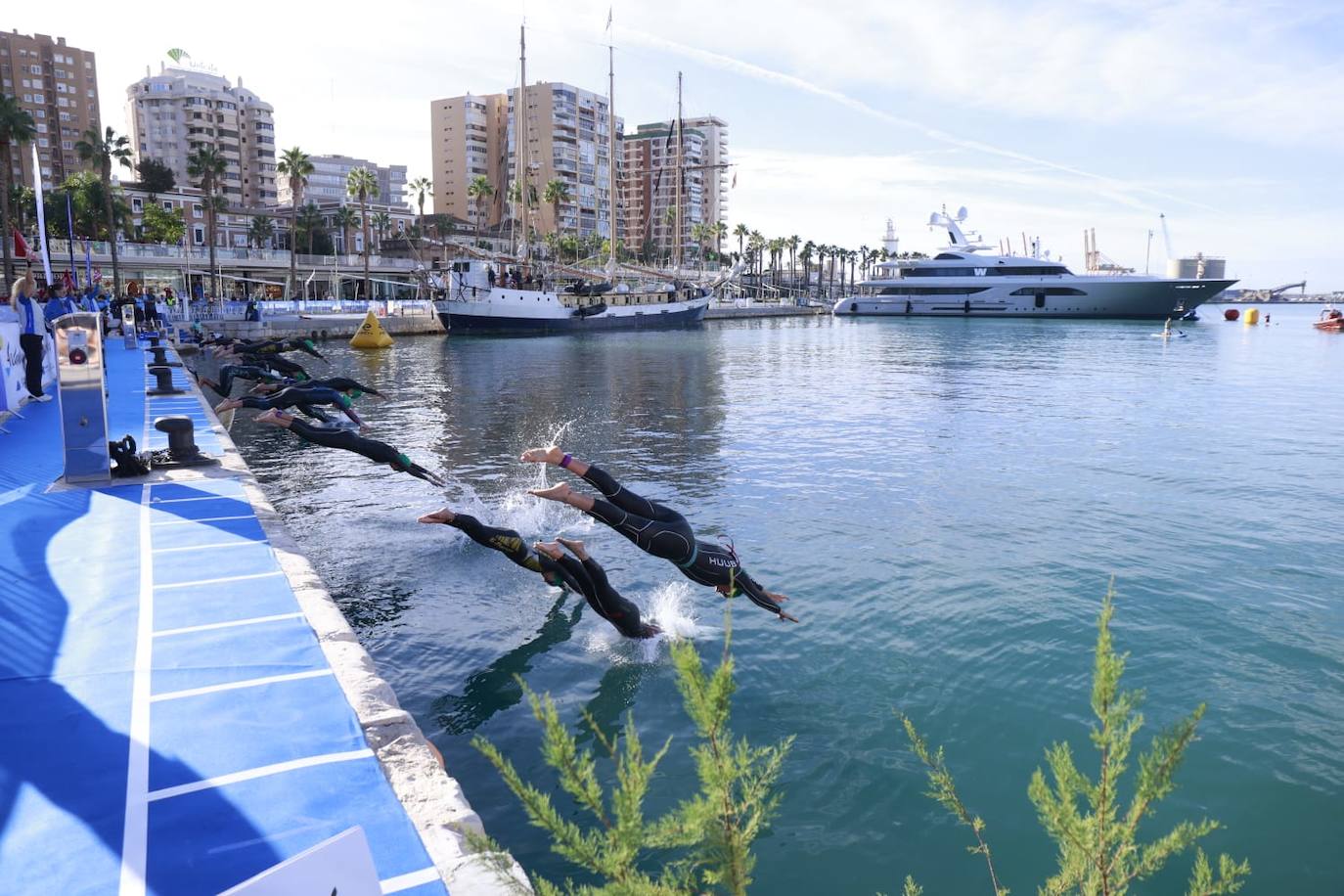 Las mejores imágenes de la primera gran prueba de triatlón de la historia en Málaga