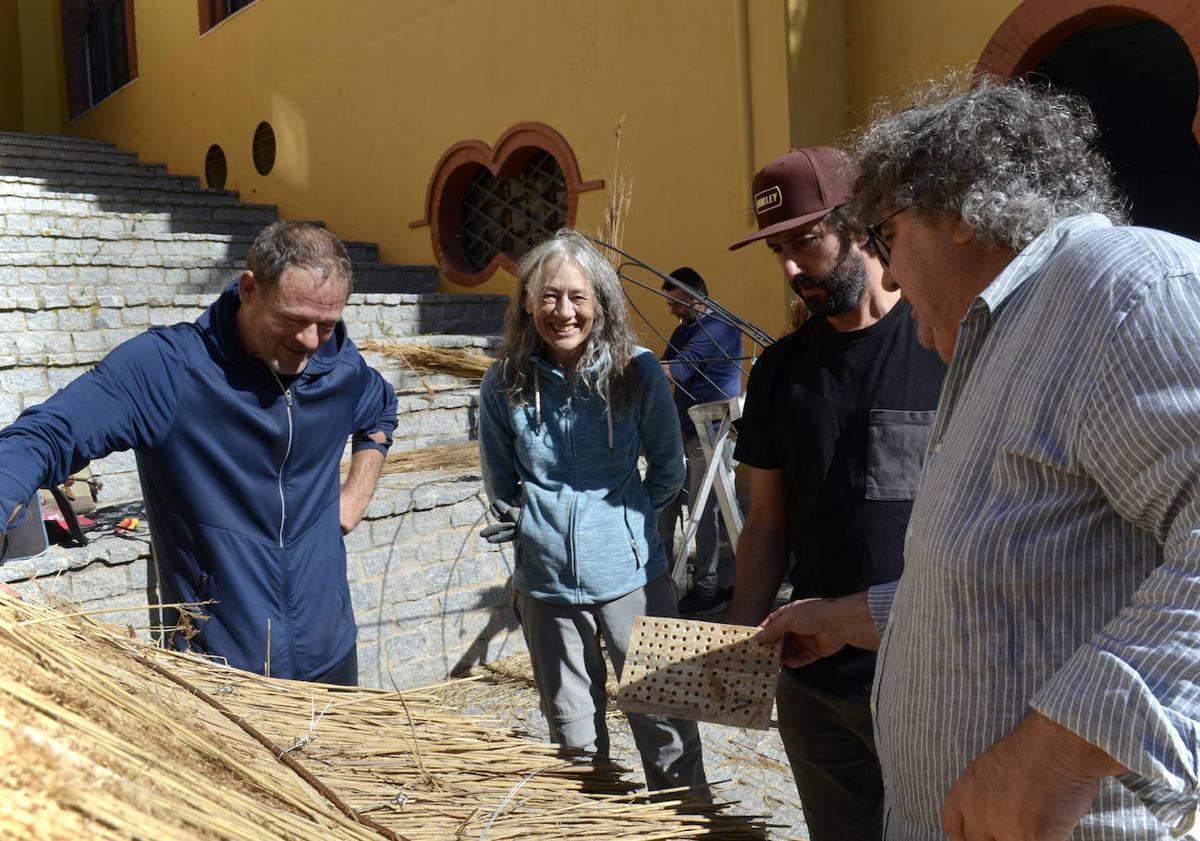 Imagen principal - Vecinos de Carratraca y Arcos de la Frontera aprenden cómo se cosntruye una choza.