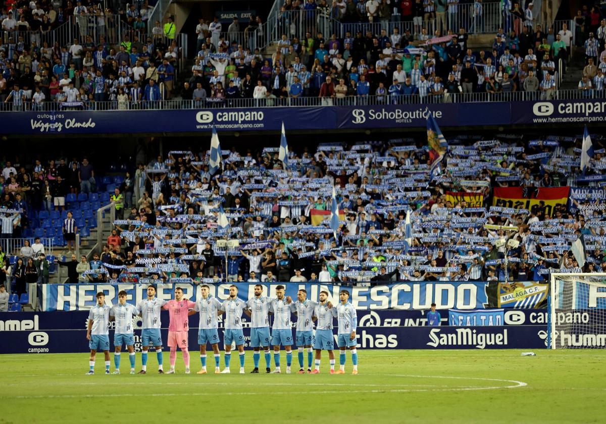 Imagen del equipo malaguista con la Grada de Animación de La Rosaleda de fondo.