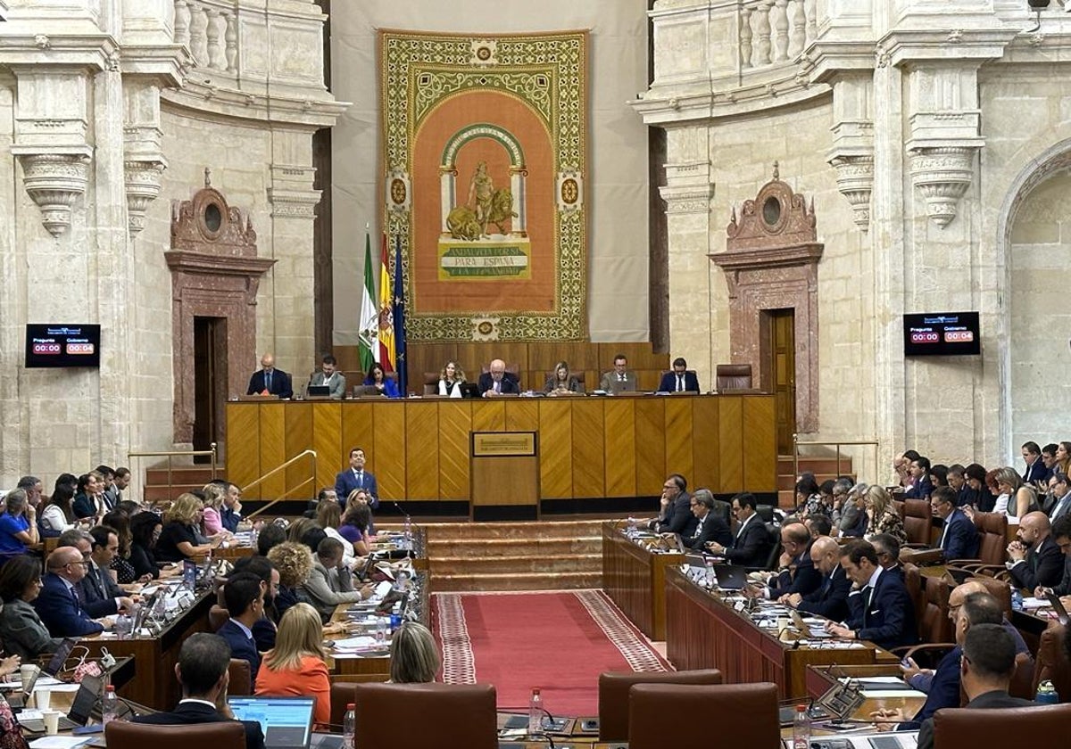 Juanma Moreno comunica al Parlamento la muerte de la joven hispano-israelí Maya Villalobos