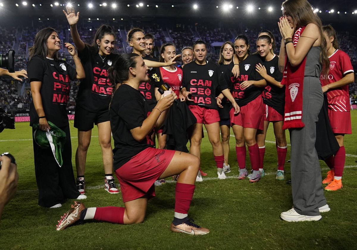 Momento en el que Susana López le pide matrimonio a María Yeste durante la celebración del título de Queens Cup con Aniquiladoras.