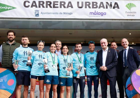 Foto de grupo entre los corredores más rápidos de la 43ª Carrera Urbana de Málaga junto a las instituciones y patrocinadores en el podio.