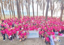 La Marea Rosa por el cáncer toma Torremolinos