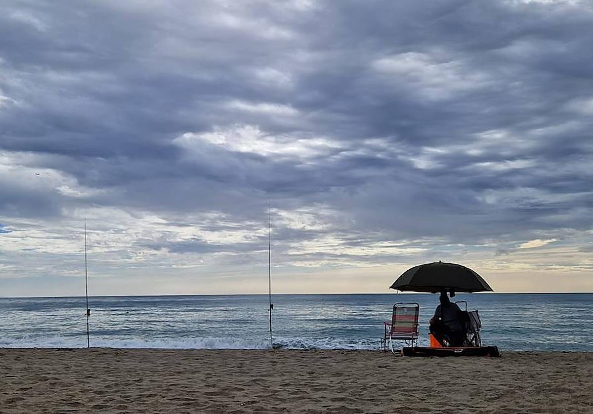 La lluvia incidió también en las playas malagueñas este domingo.