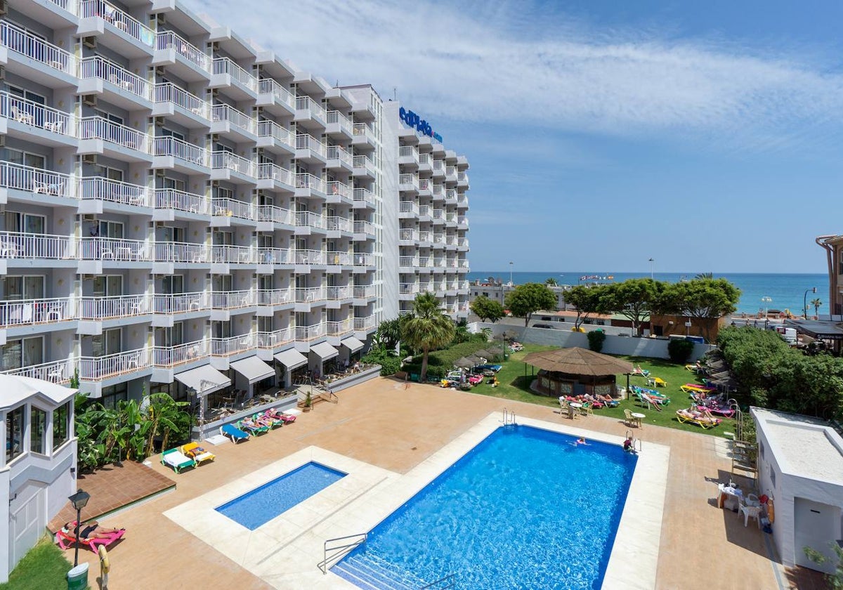 Vista de las pisicinas y jardines de un hotel de la Costa del Sol.