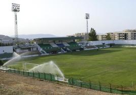 Panorámica del estadio del Antequera, El Maulí, donde se celebra el derbi provincial este domingo.