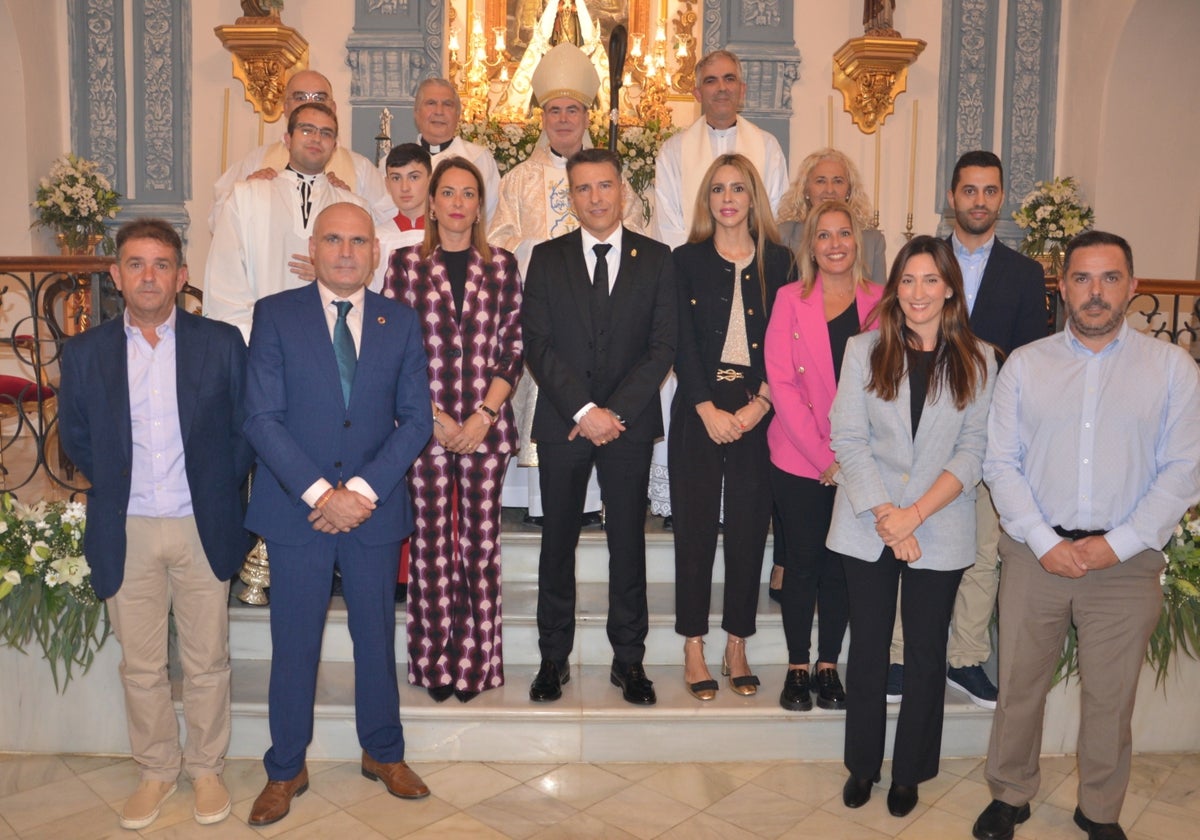 El alcalde y ediles de la corporación, con el obispo de Málaga, Jesús Catalá, en la ermita.