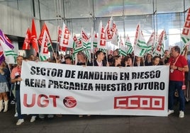 Un momento de la protesta en la puerta de la Terminal 3 del aeropuerto de Málaga.