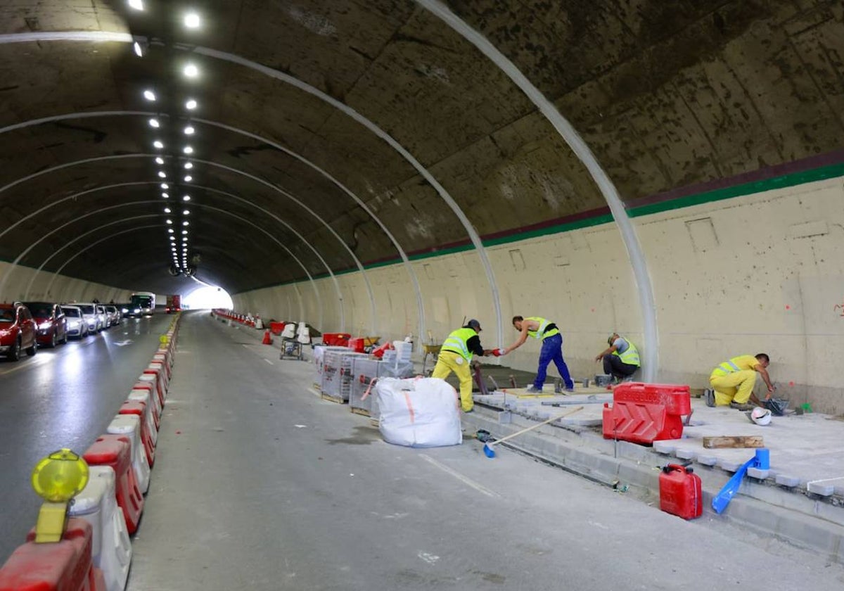 Los operarios están empezando a colocar las baldosas sobre la nueva acera de 2,4 metros en lado Norte.