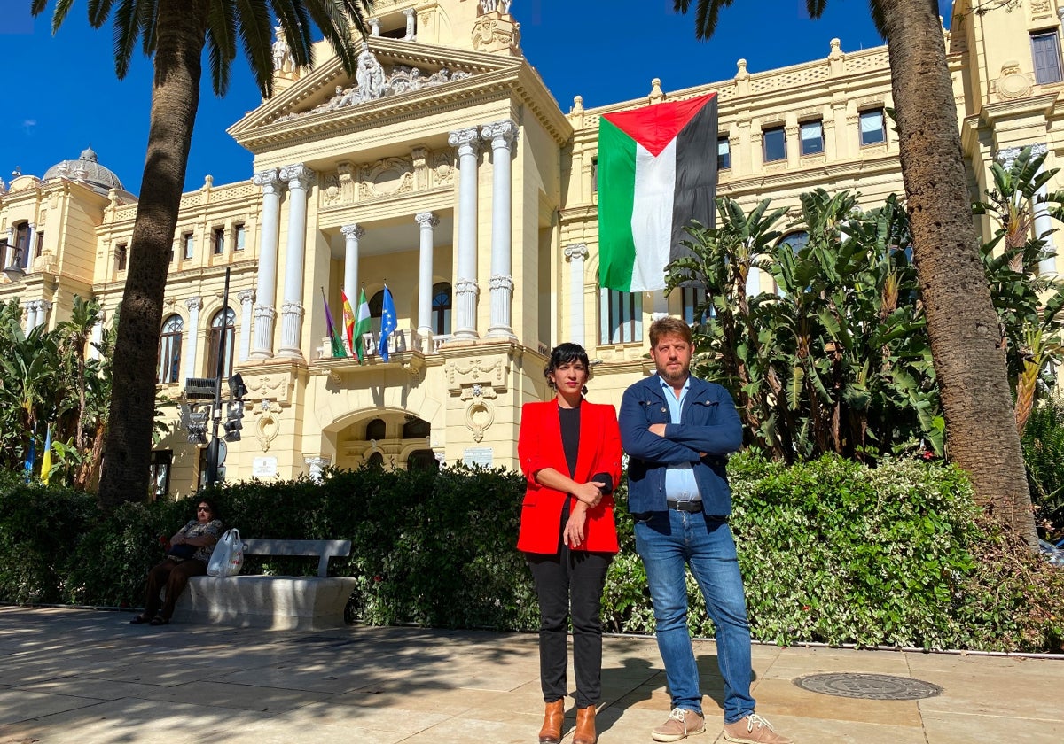 Morillas y Sguiglia, con la bandera palestina en la fachada del Ayuntamiento de Málaga.