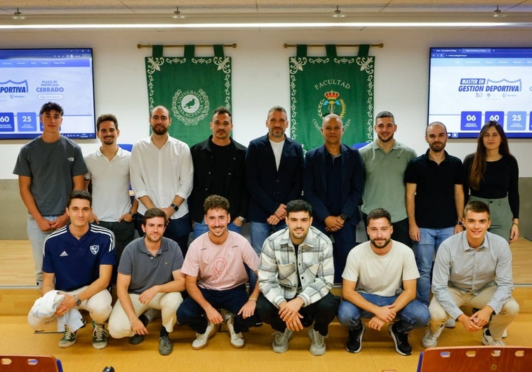 Sergio Pellicer e Ibon Navarro, con los alumnos del Master en Gestión Deportiva, entre los que está el guardameta malaguista Alfonso Herrero (a la derecha de Ibon).